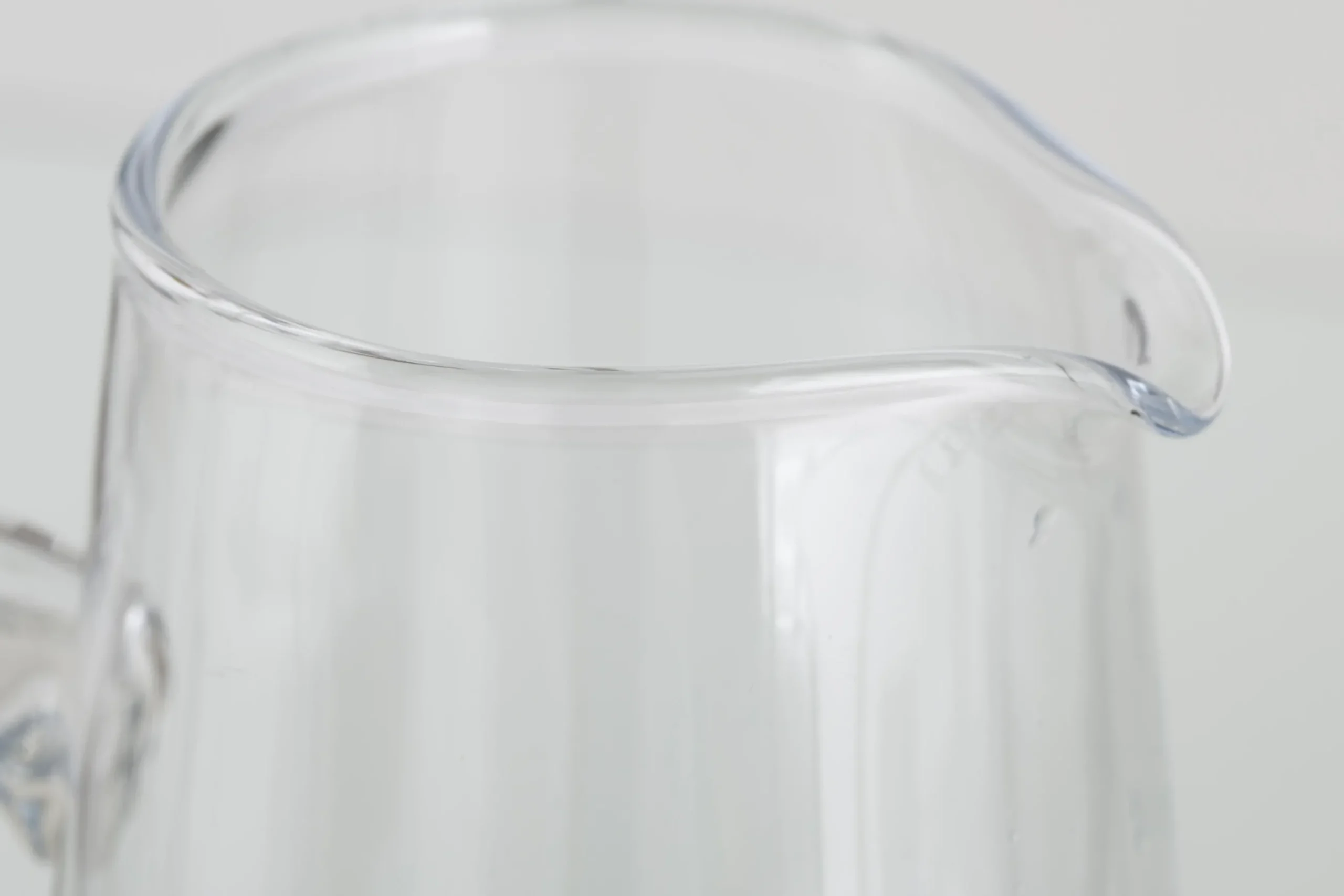 Ruth, Kan, Mondgeblazen Glas